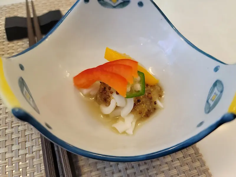 앙증맞은 스시 한 점