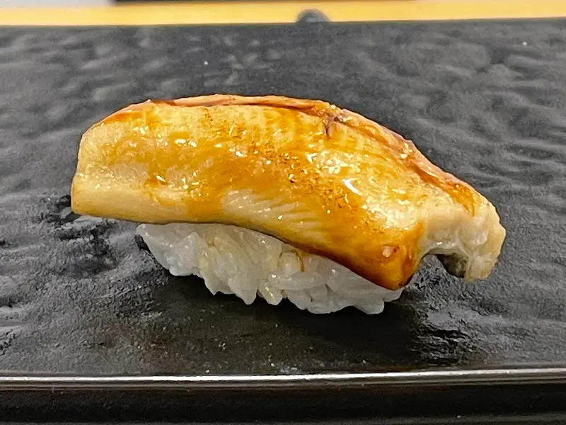 윤기가 흐르는 장어 스시