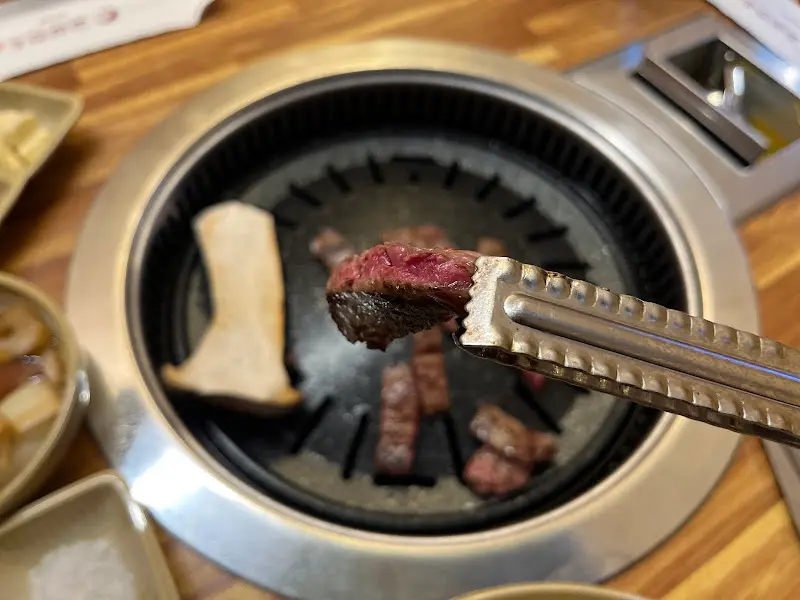 숯불 위에서 구워지는 한우