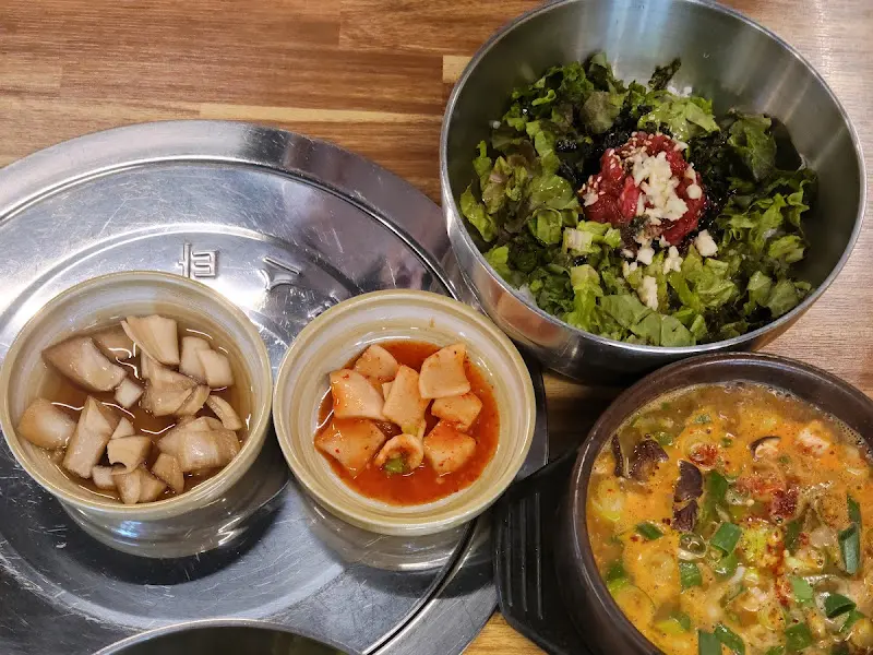 육회비빔밥, 된장찌개, 버섯 등 푸짐한 한 상 차림