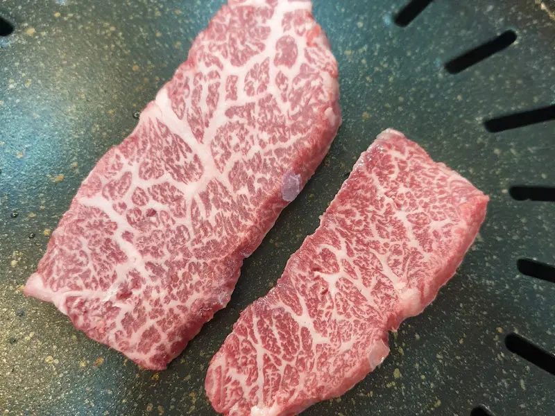 한우를 찍어먹는 소금, 와사비, 양파 절임