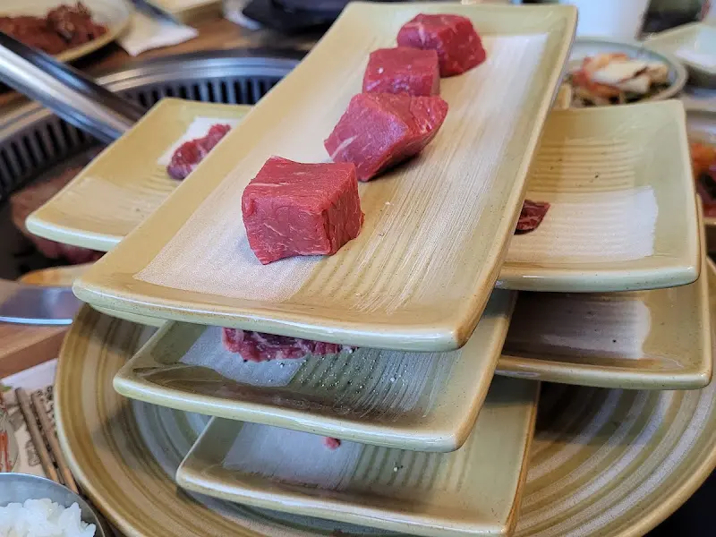 정갈하게 담겨 나온 깍둑썰기 한우