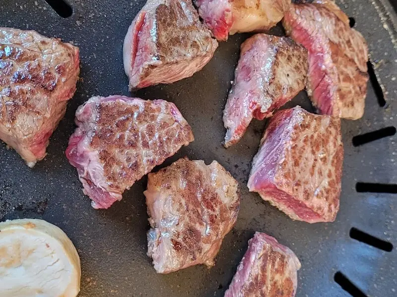 불판 위에서 익어가는 깍둑 썰기 한우