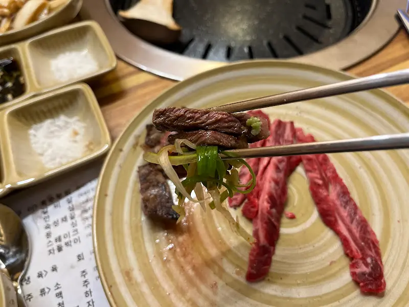 잘 구워진 한우 한 점