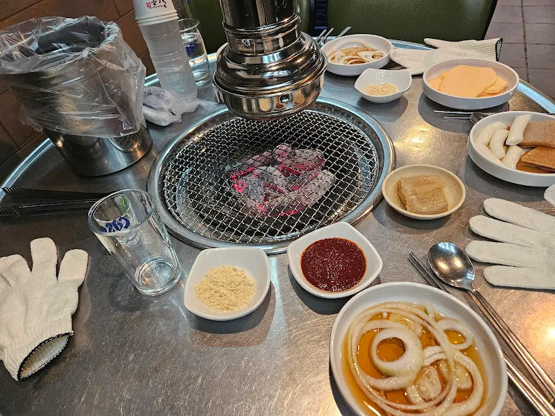 매운 소스가 함께 제공되는 풍년상회의 테이블 세팅