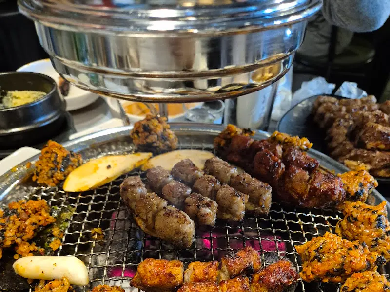 최루탄 주먹밥과 쪽갈비의 환상적인 조합