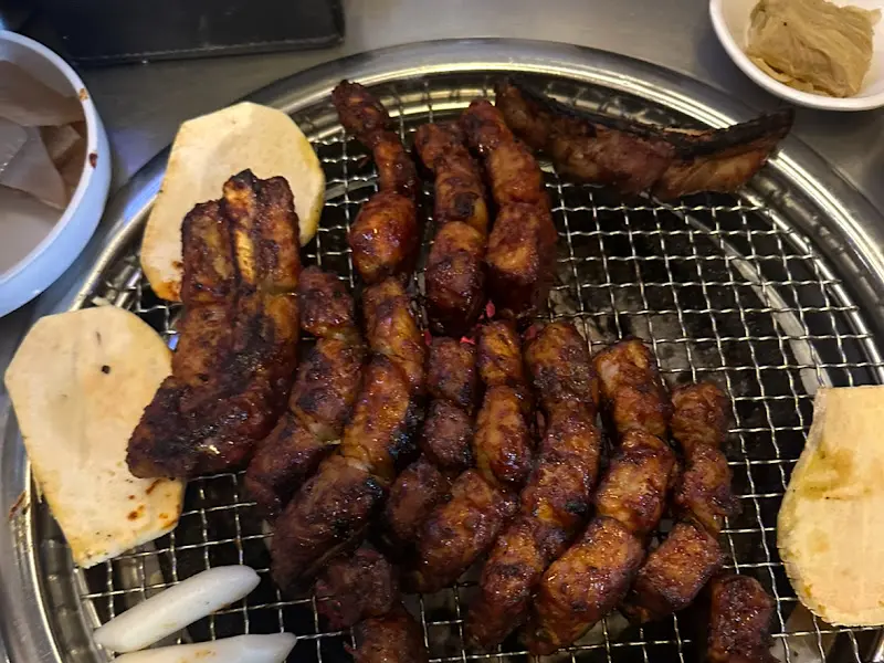 숯불 위에서 맛있게 익어가는 쪽갈비