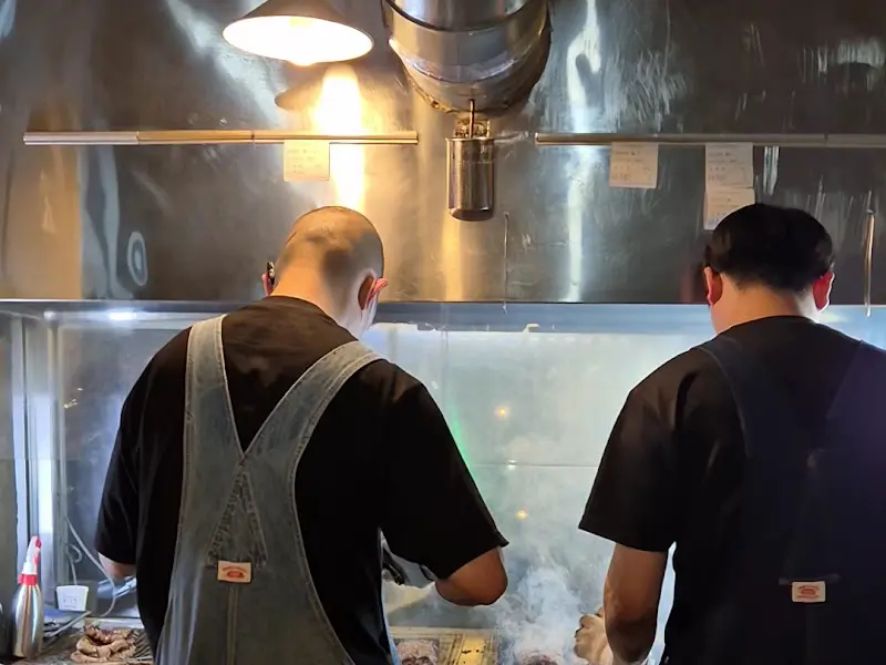 초벌 중인 풍년상회 직원들의 모습