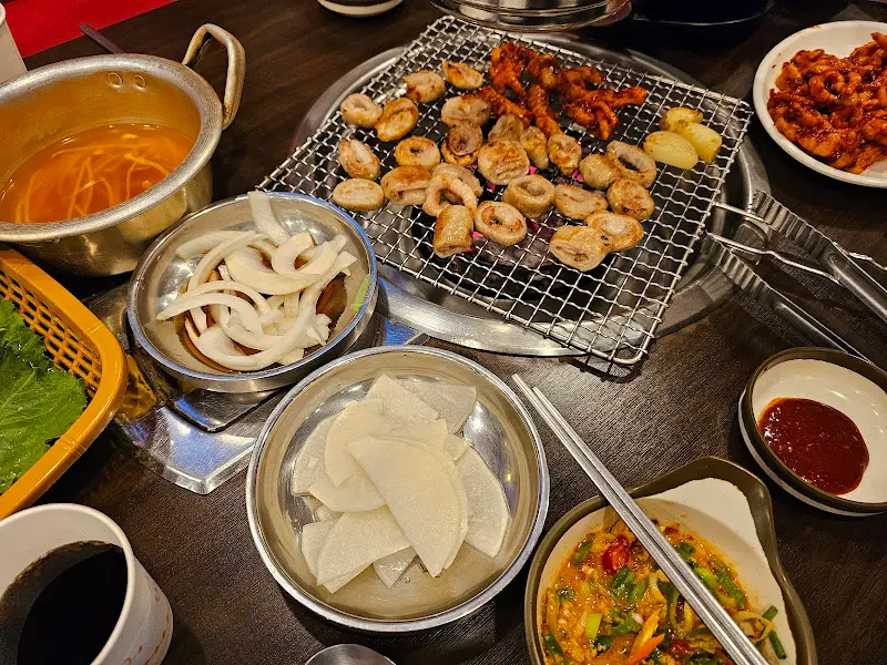 불판 위의 막창과 닭발