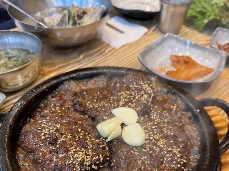 윤기가 자르르 흐르는 돼지 떡갈비와 구운 마늘