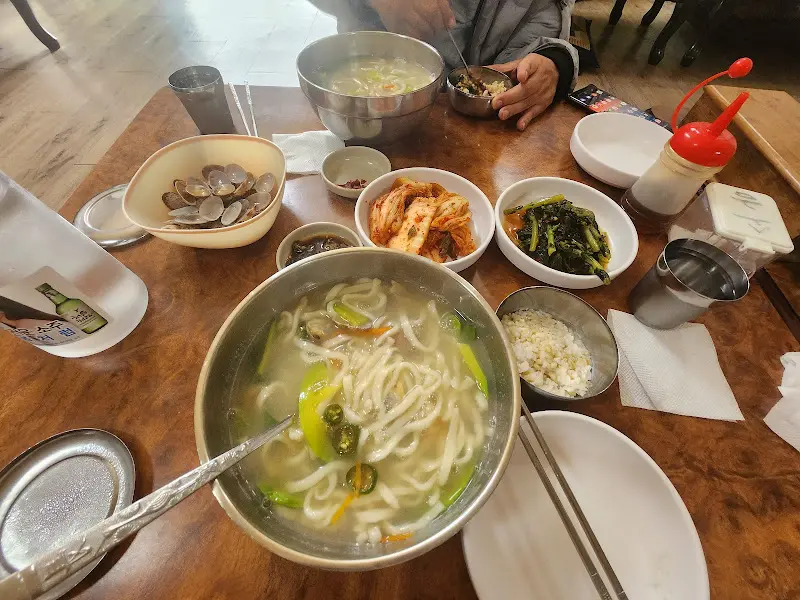 푸짐한 바지락 칼국수 한 상차림