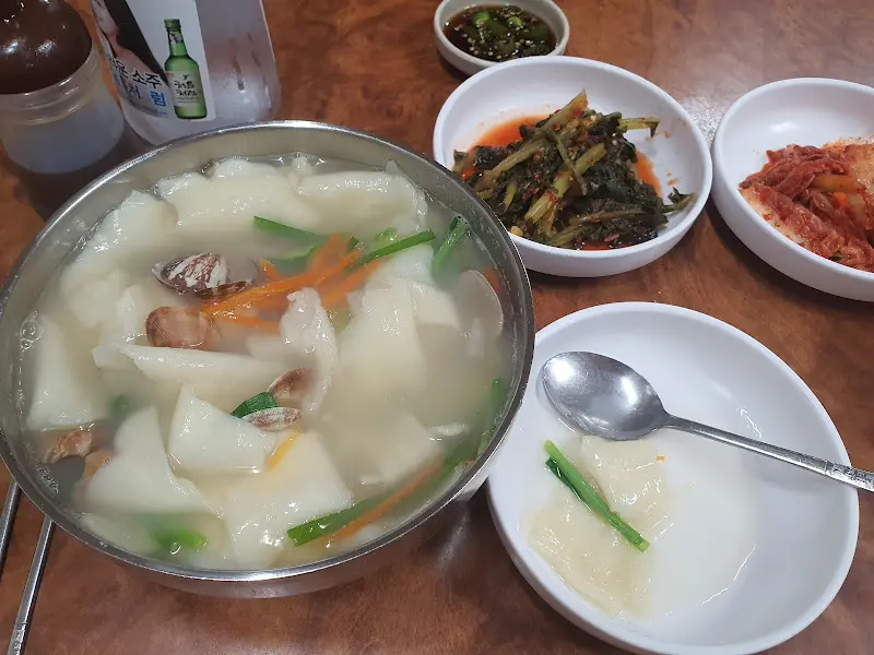 맑은 국물의 칼국수