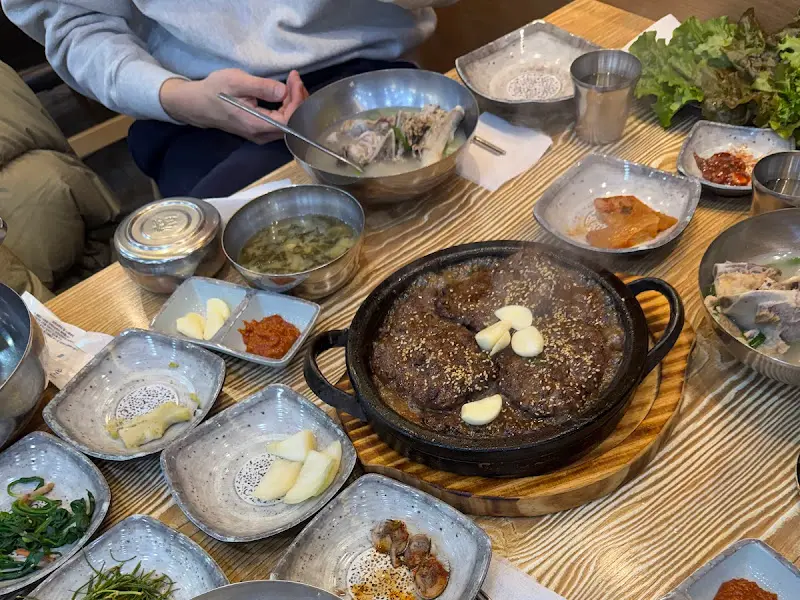 푸짐하게 차려진 떡갈비 한 상