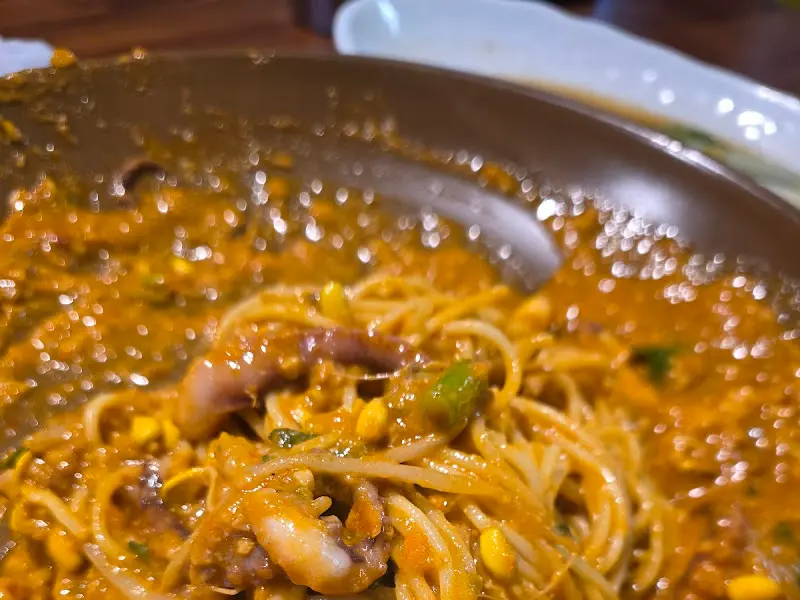 파스타 면을 비빈 새우찜