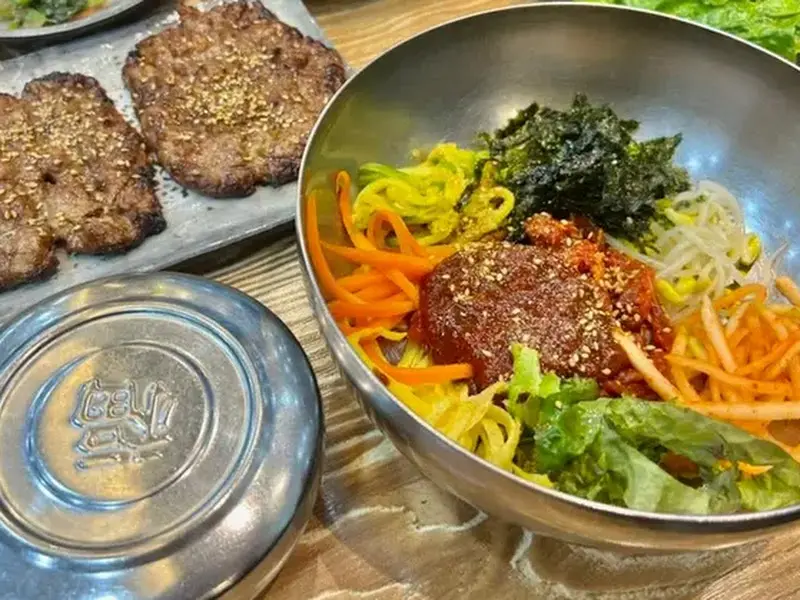 빛고을 떡갈비에서 맛있는 식사를 즐기고 계시는 손님