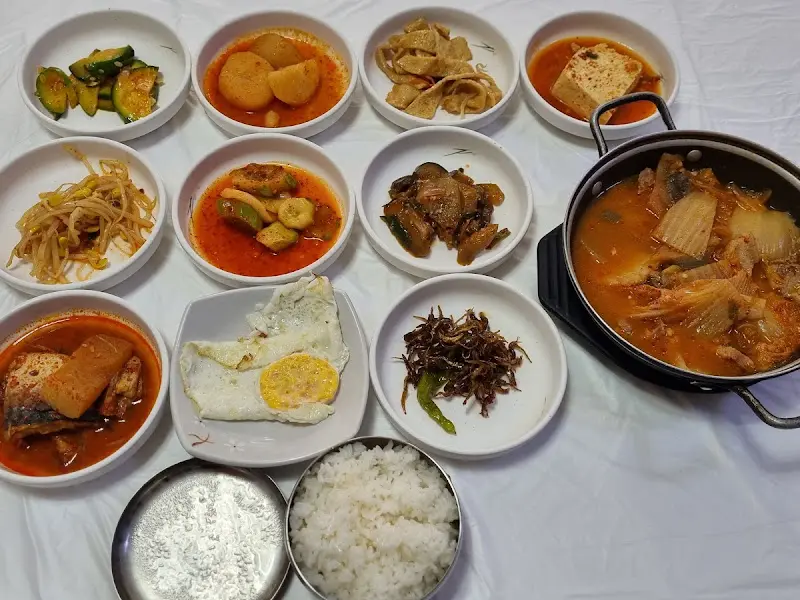 푸짐하게 차려진 백반 한 상 차림