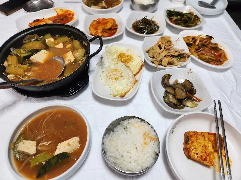 다양한 반찬과 된장찌개가 놓인 밥상
