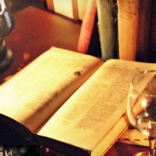 오래된 책과 술잔이 놓인 테이블