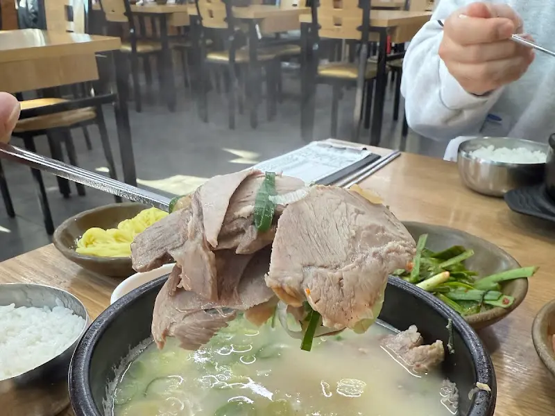 국밥 안의 넉넉한 고기 양을 보여주는 사진