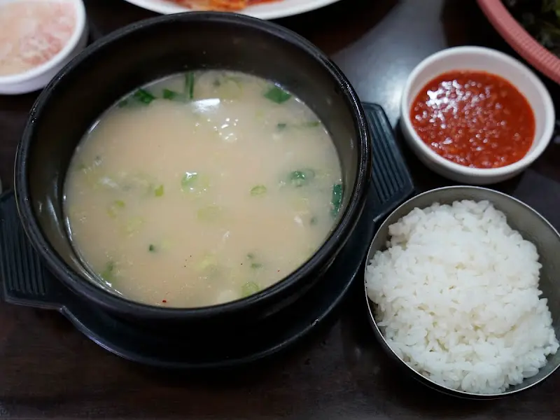 뽀얀 국물의 돼지국밥