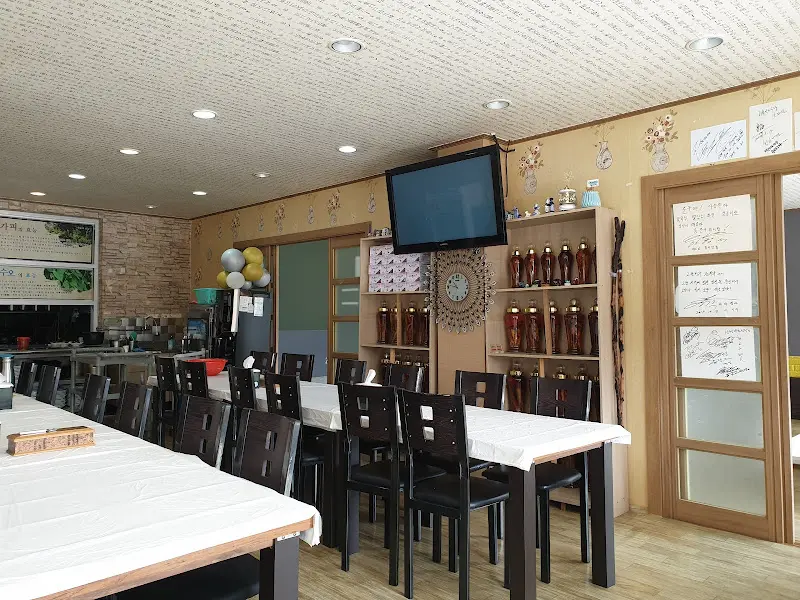 산청약초식당 내부 전경
