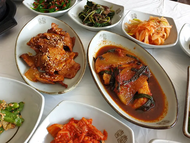 맛깔스러운 돼지 두루치기와 생선조림
