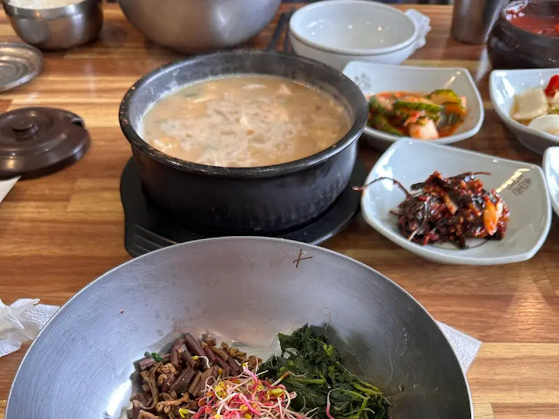 다채로운 나물 반찬과 숭늉