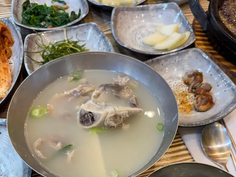 뼈국과 떡갈비 반찬 클로즈업 사진