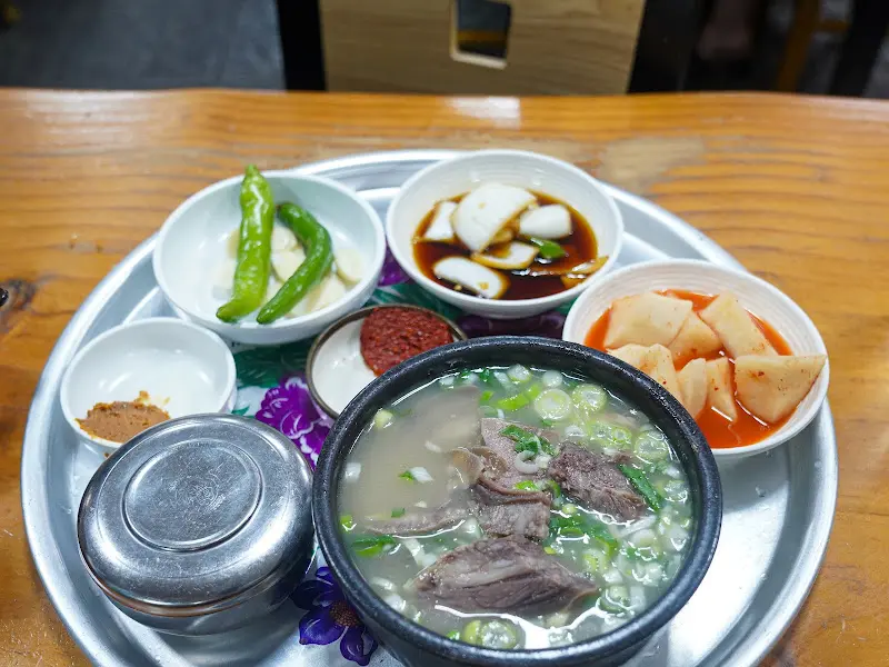 곰탕과 밑반찬 한 상 차림