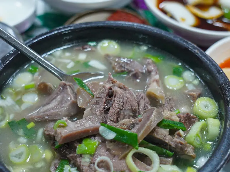 곰탕 속 푸짐한 고기