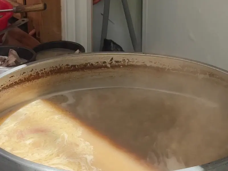 곰탕이 끓고 있는 모습