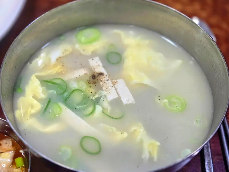 뽀얀 국물이 인상적인 북어국