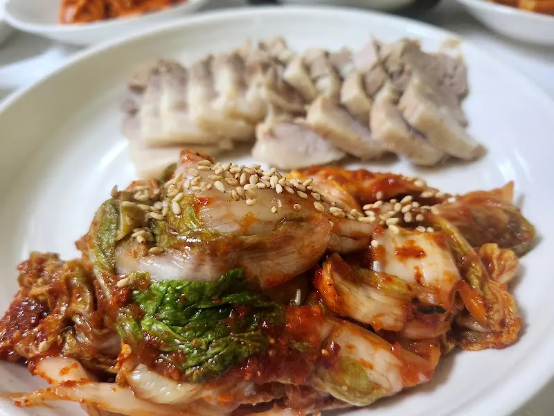 수육과 겉절이 김치