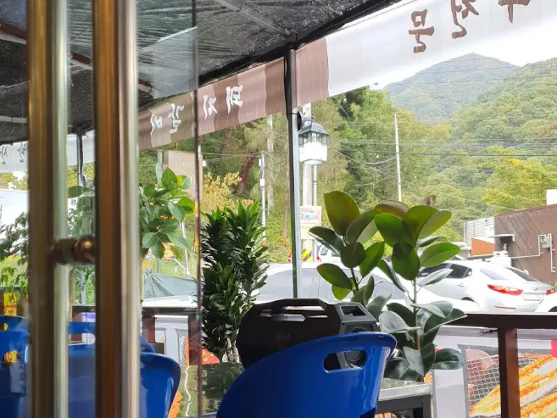 산이슬 식당 내부에서 보이는 풍경