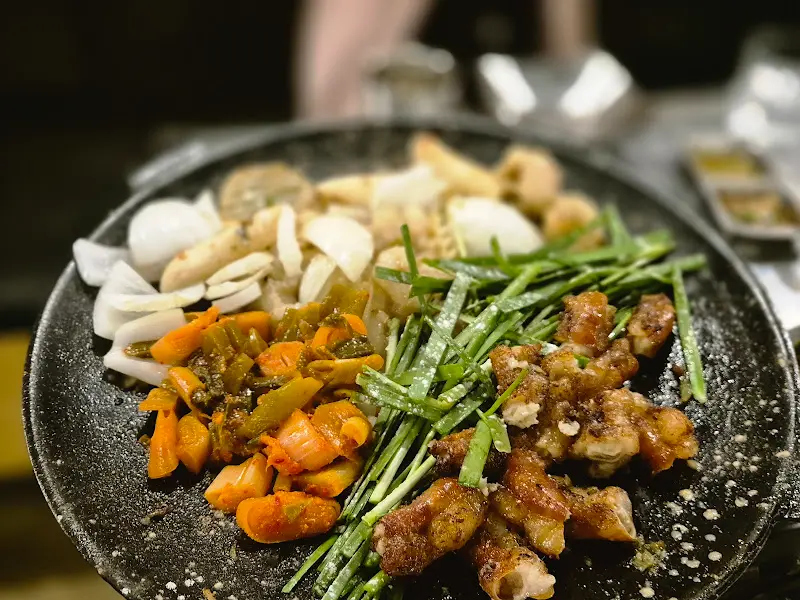 대창, 김치, 부추의 조합