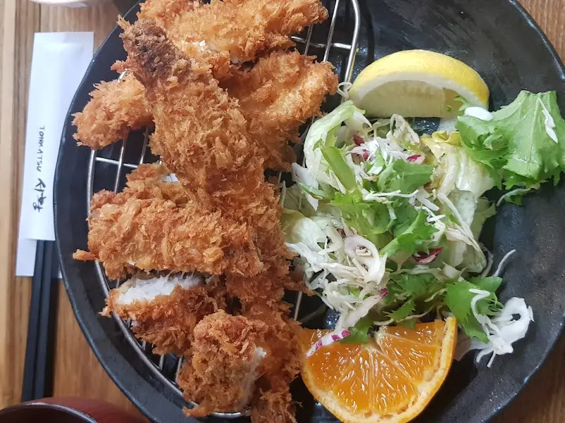 자숙 새우와 날치알이 듬뿍 들어간 샐러드 우동