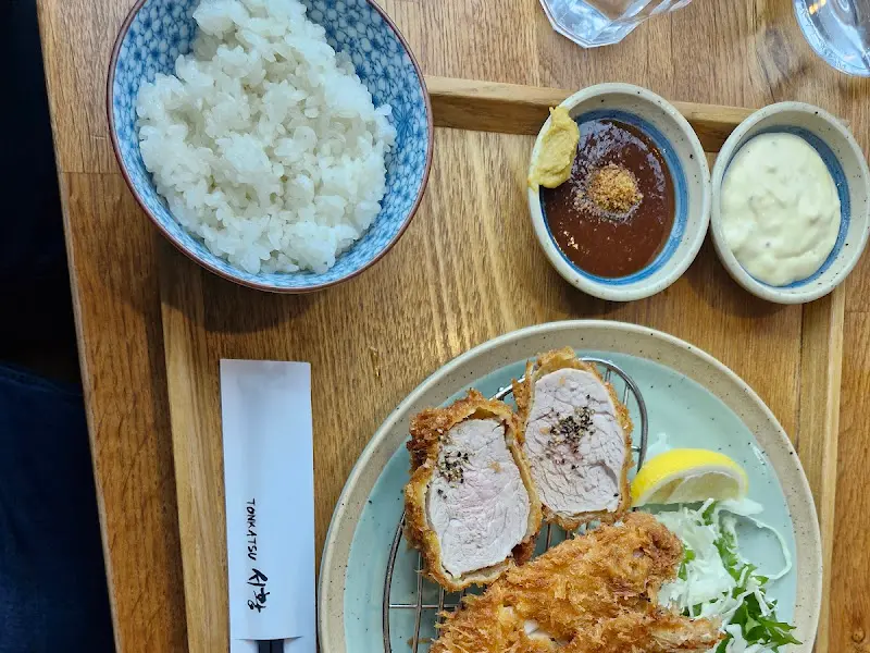 정갈하게 담겨 나온 밥과 돈까스 소스