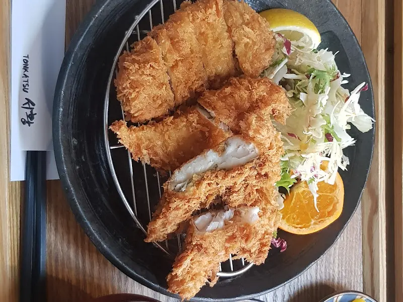 샐러드 우동과 돈까스의 환상적인 조합