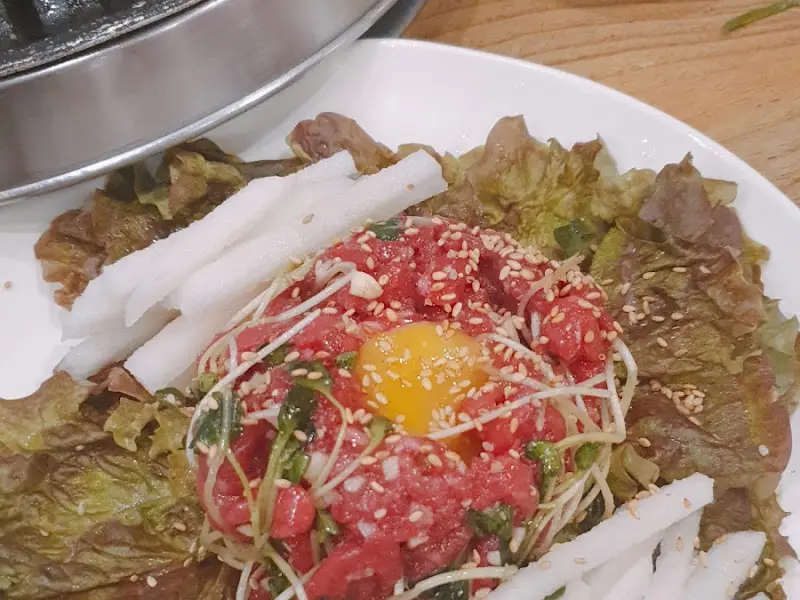 신선함이 눈으로도 느껴지는 풍년집 정육식당의 육회