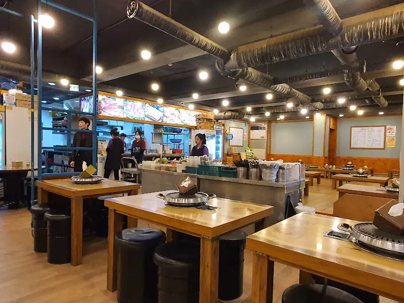 넓고 테이블 간 간격이 넓은 풍년집 정육식당 내부