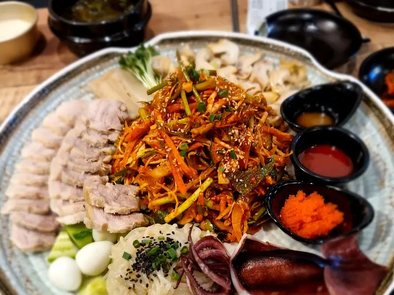 푸짐한 골뱅이 보쌈 한 상차림