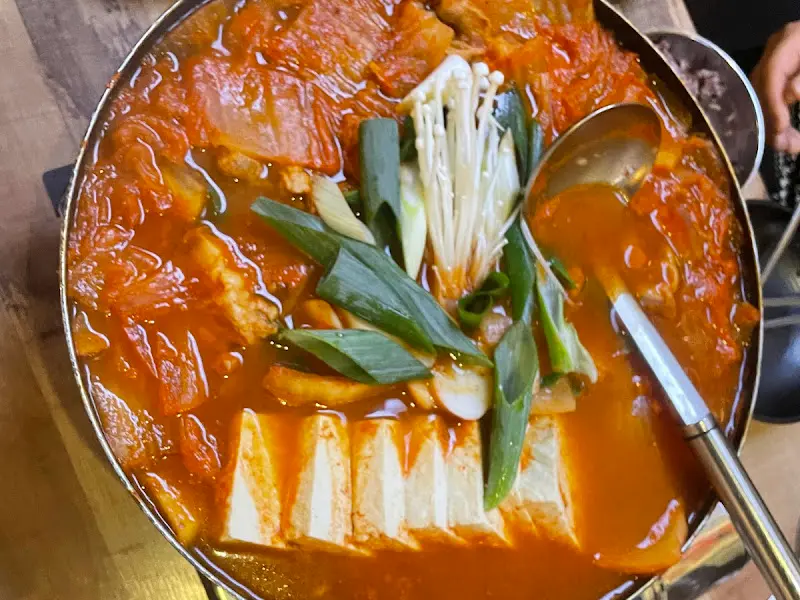 매콤 칼칼한 김치찌개