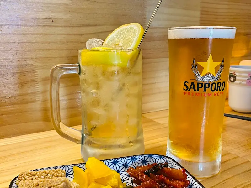 레몬이 올라간 하이볼