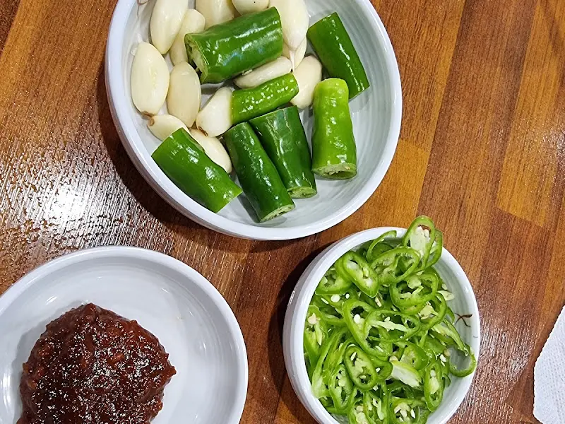 순대국과 함께 제공되는 밑반찬