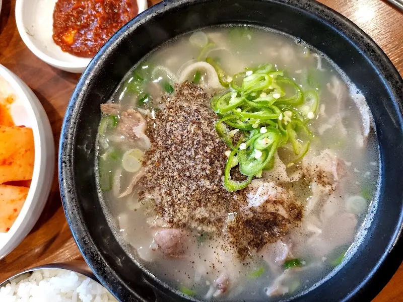 다진 양념과 들깨가루를 넣은 순대국