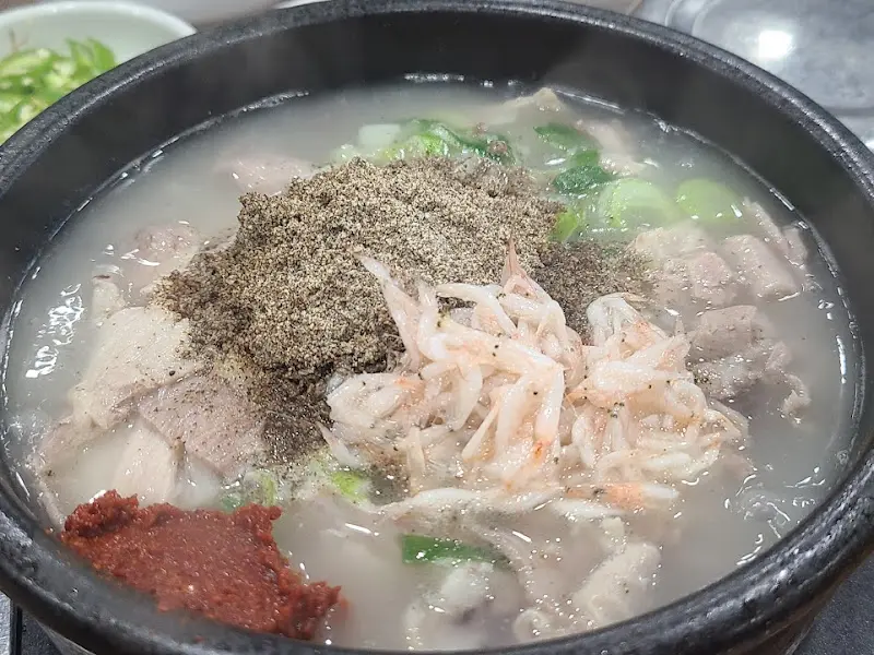 순대국에 들깨가루와 새우젓을 넣은 모습