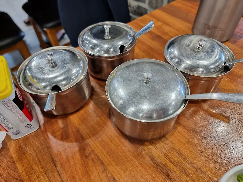 테이블에 놓인 양념통들