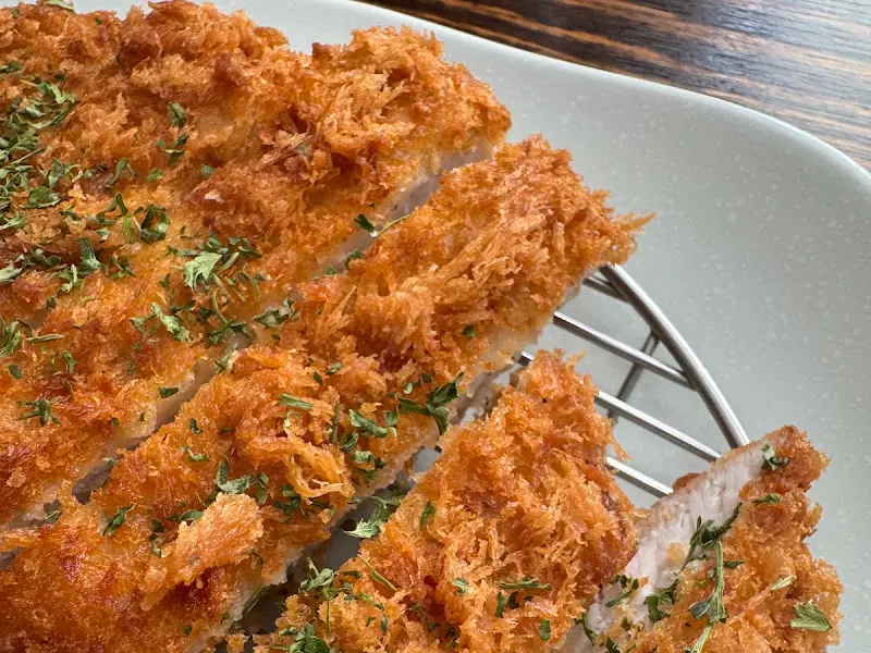 두툼한 두께를 자랑하는 돈가스