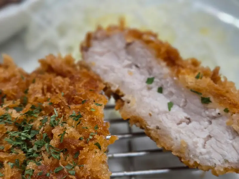 잘 익은 돈가스 단면