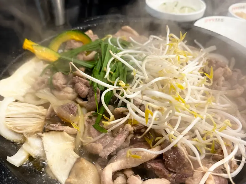 불판 위에서 익어가는 오리고기